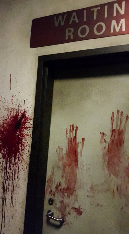 the-walking-dead-attraction-universal-studios-bloody-handprints
